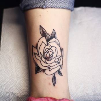 Тату женские на ноге роза, фото - Тату мастер Александр Космос