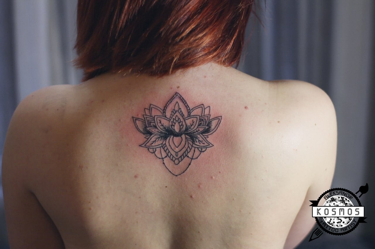 Для дівчат чорно-білі на спині, фото - Тату майстер Александр Космос