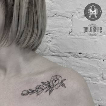 Тату женские на плече черно-белые, фото -  Just One