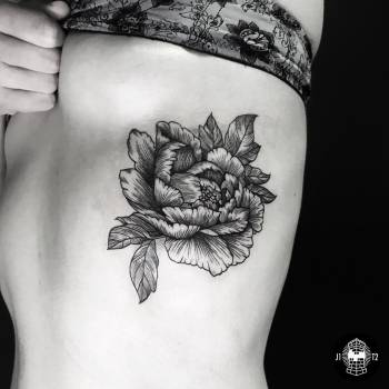 Тату для дівчат чорно-білі на ребрах, фото -  Just One