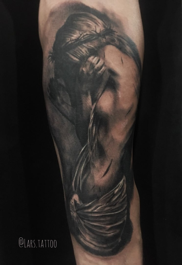 Мужские на руке девушка, фото -  Black Horn Tattoo