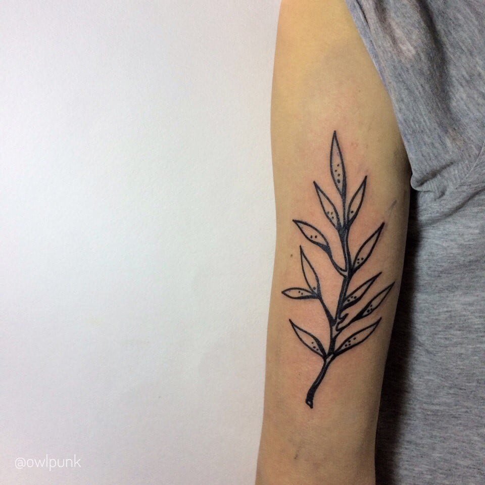Женские на руке черно-белые, фото -  Black Horn Tattoo