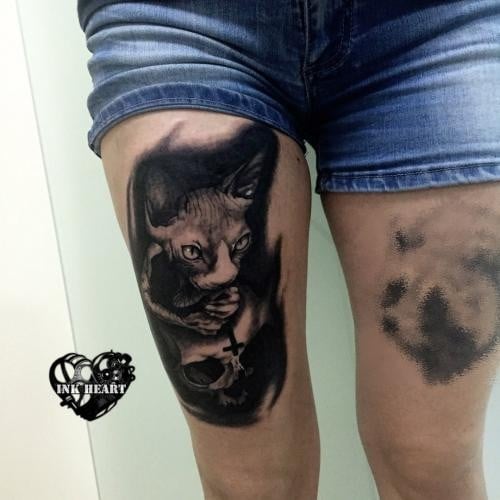 Женские черно-белые на бедре, фото -  Ink Heart