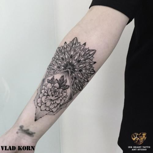 Для хлопців на руці чорно-білі, фото -  Ink Heart