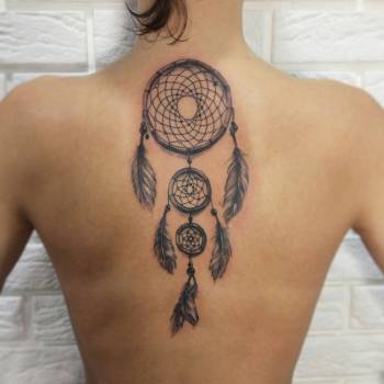 Тату для дівчат чорно-білі на спині, фото - Тату майстер Алина Высоцкая