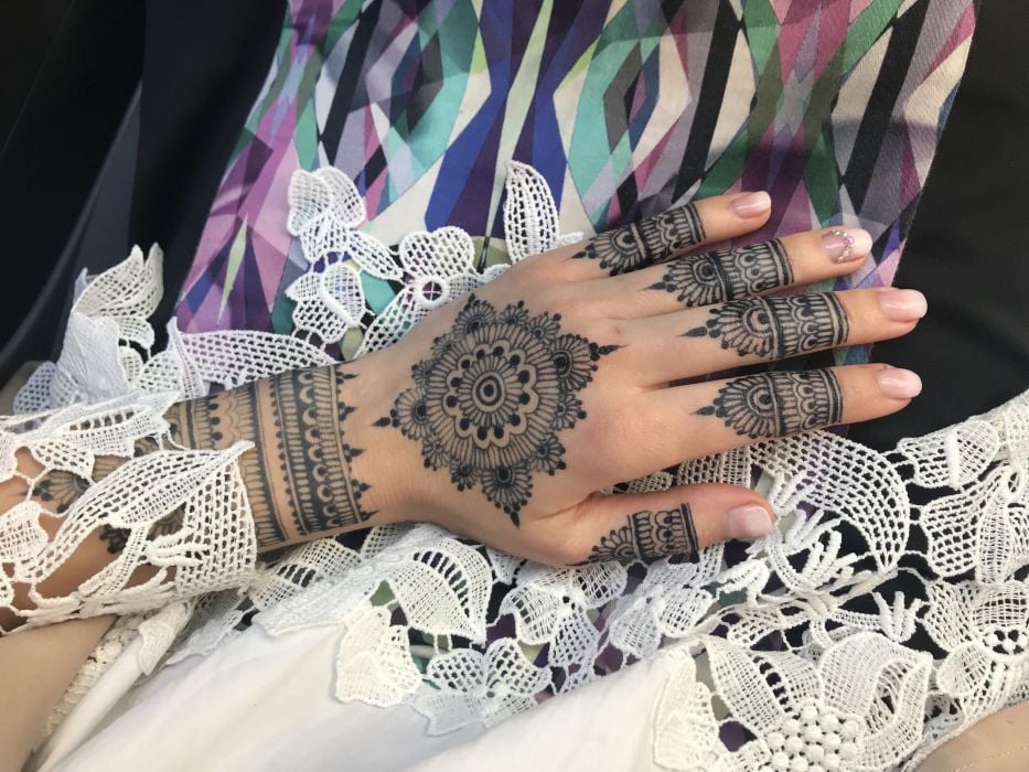 Для дівчат на пальцях чорно-білі, фото - Тату майстер Анна Рубан