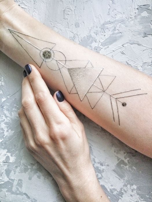 Женские на предплечье черно-белые, фото - Тату мастер Анна Рубан