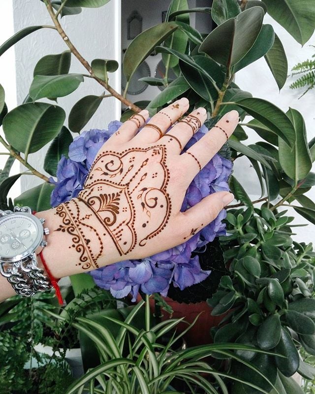 Для дівчат хною на кисті, фото - Тату майстер Анна Рубан