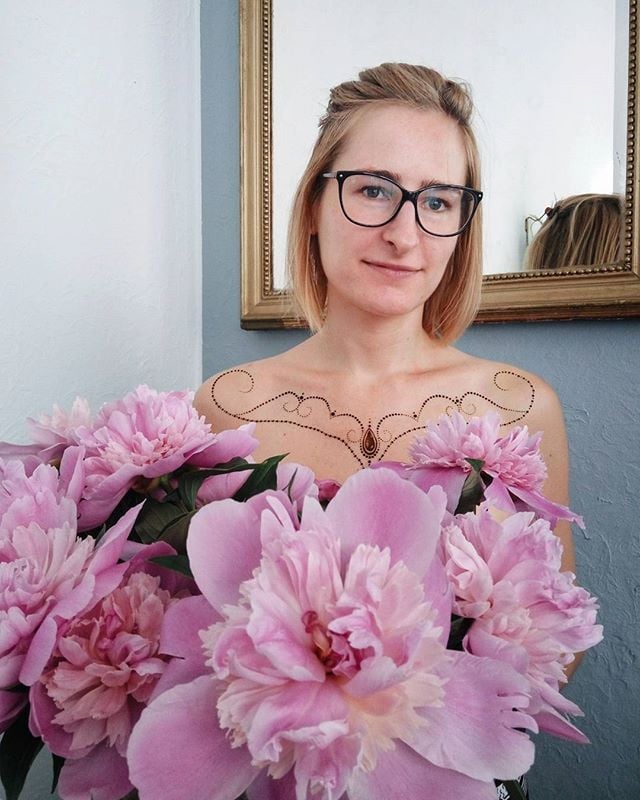 Для дівчат на грудях хною, фото - Тату майстер Анна Рубан
