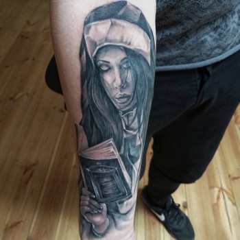 Тату мужские на предплечье черно-белые, фото -  ScreamSoul Tattoo