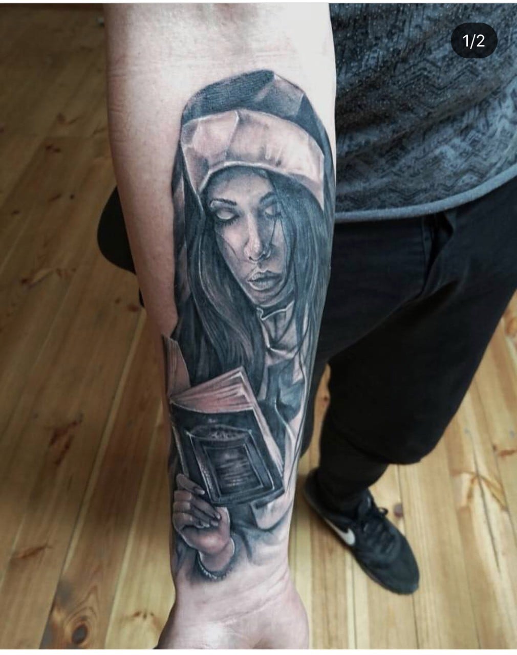 Мужские на предплечье черно-белые, фото -  ScreamSoul Tattoo