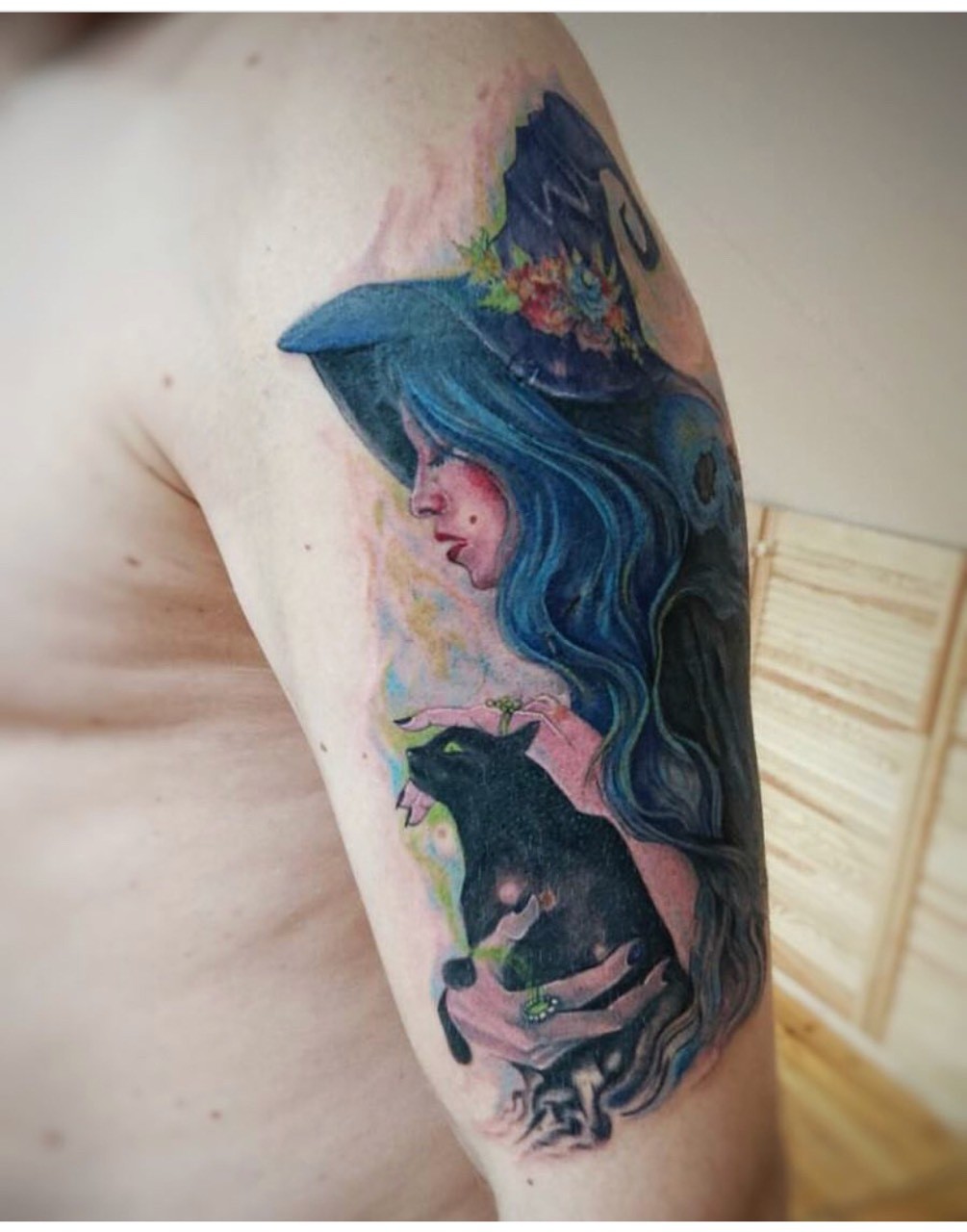 Мужские на плече цветные, фото -  ScreamSoul Tattoo