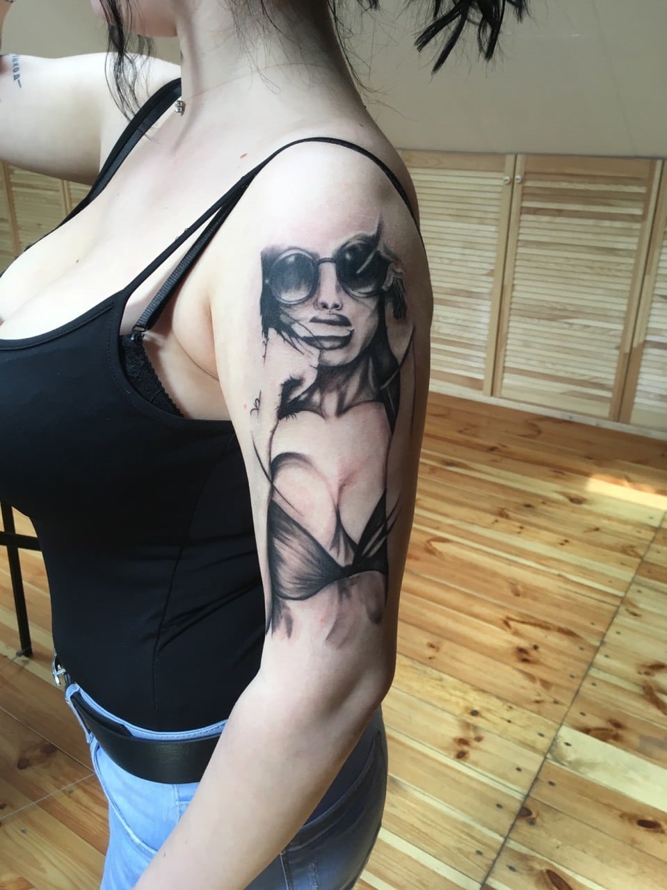 Женские на плече черно-белые, фото -  ScreamSoul Tattoo