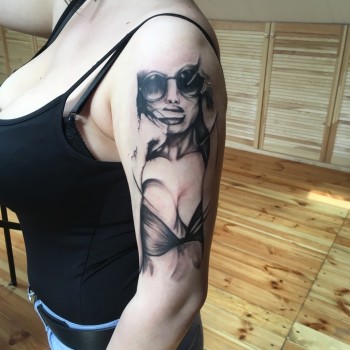 Тату для дівчат на плечі чорно-білі, фото -  ScreamSoul Tattoo