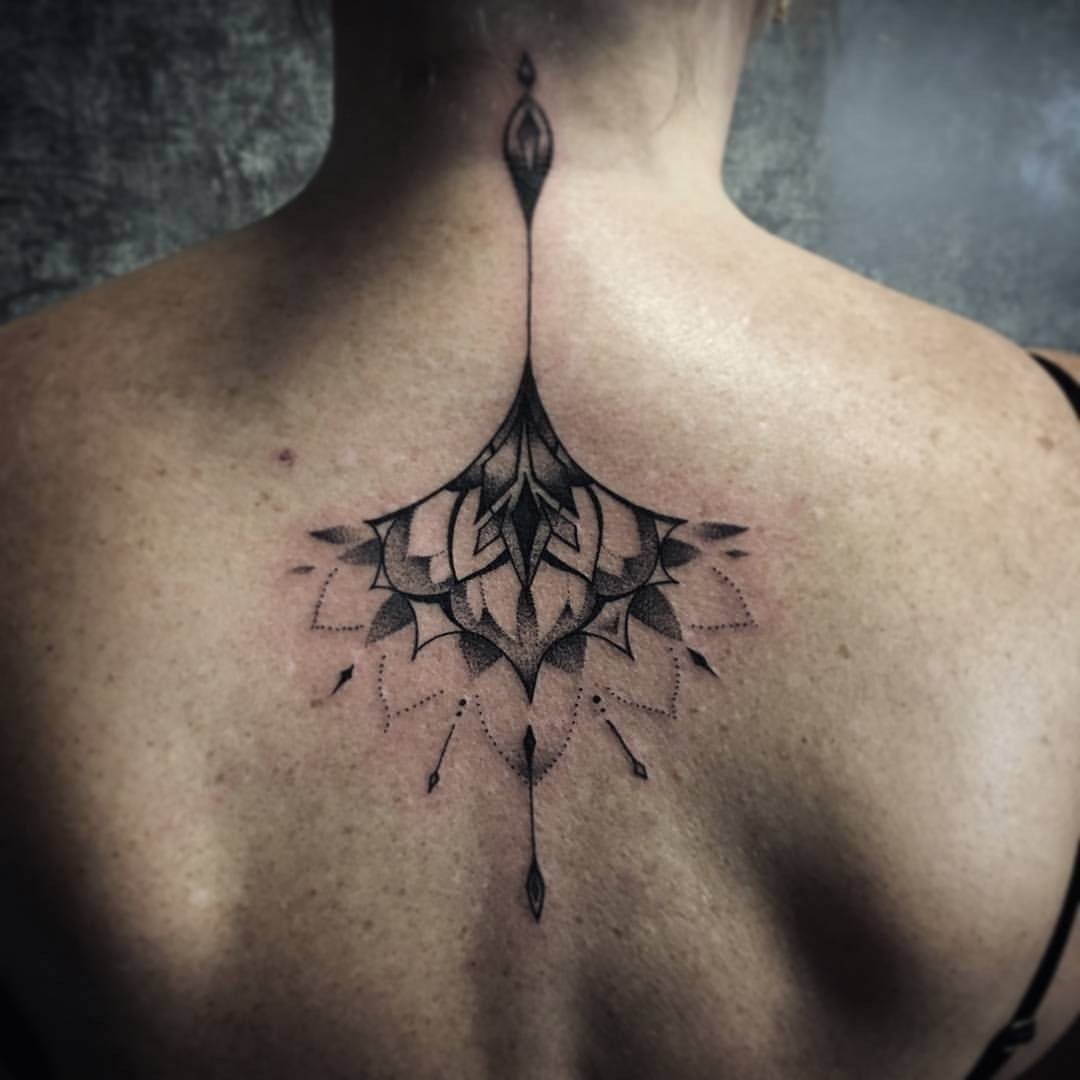 Для дівчат чорно-білі на спині, фото - Тату майстер Елена Задорожная