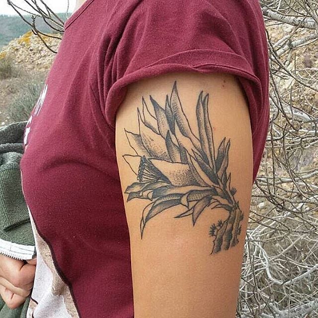 Женские на плече черно-белые, фото - Тату мастер Осинская Екатерина