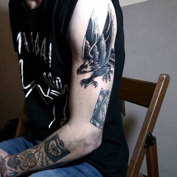Тату для хлопців на плечі чорно-білі, фото - Тату майстер Осинская Екатерина