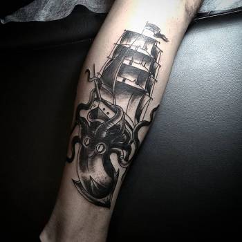 Тату мужские на ноге черно-белые, фото - Тату мастер Осинская Екатерина