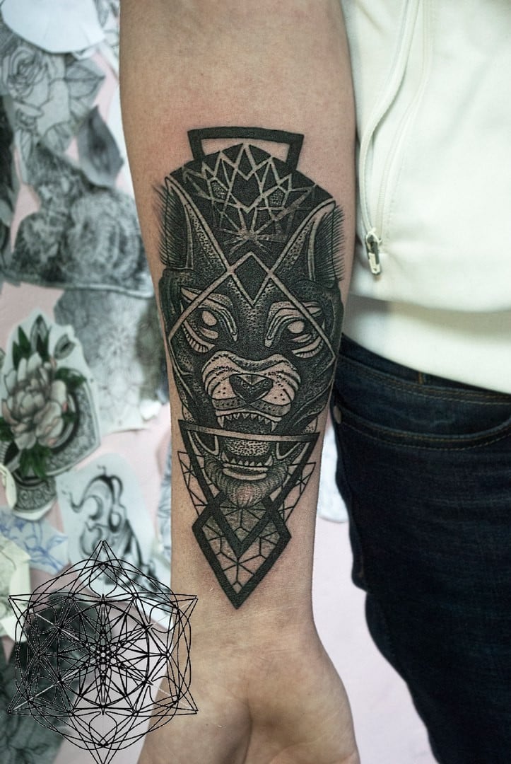 Мужские на предплечье черно-белые, фото - Тату салон FRANK TATTOO