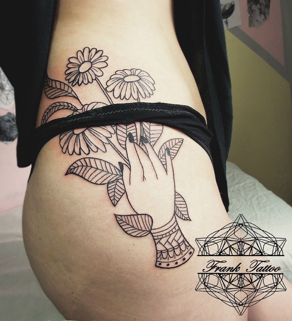Для дівчат чорно-білі квіти, фото - Тату салон FRANK TATTOO