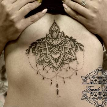 Тату женские черно-белые под грудью, фото - Тату салон FRANK TATTOO