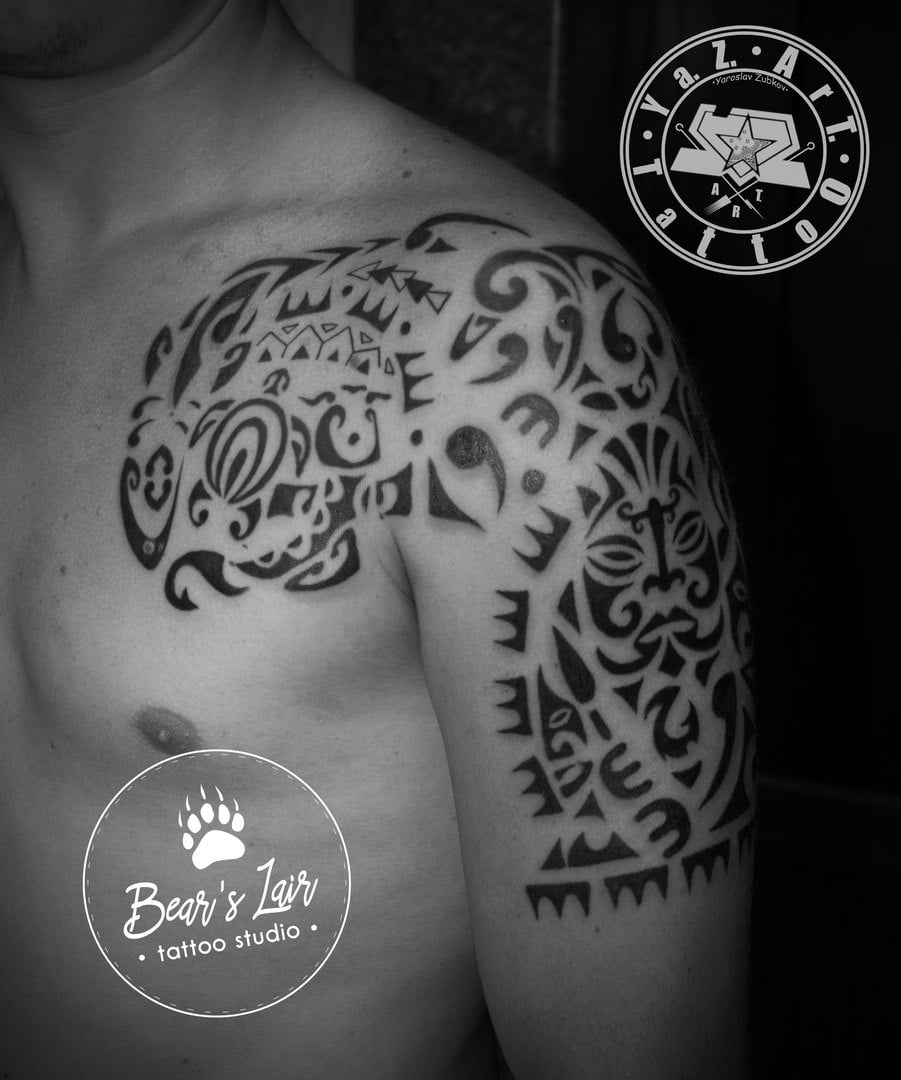 Мужские на плече черно-белые, фото - Тату мастер Ярослав Зубков
