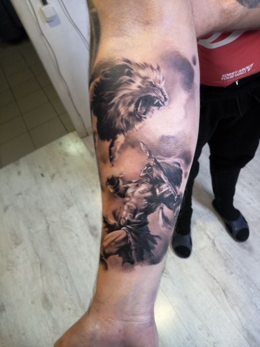 Для хлопців на передпліччі чорно-білі, фото - Тату майстер Анна Комикс