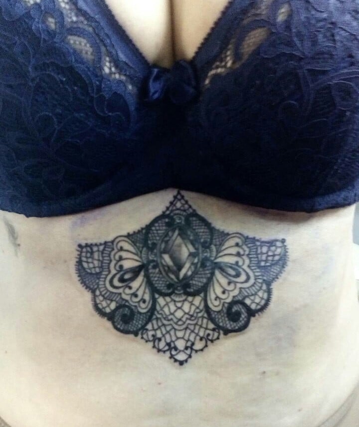 Женские черно-белые под грудью, фото - Тату мастер Ксения Рубинова
