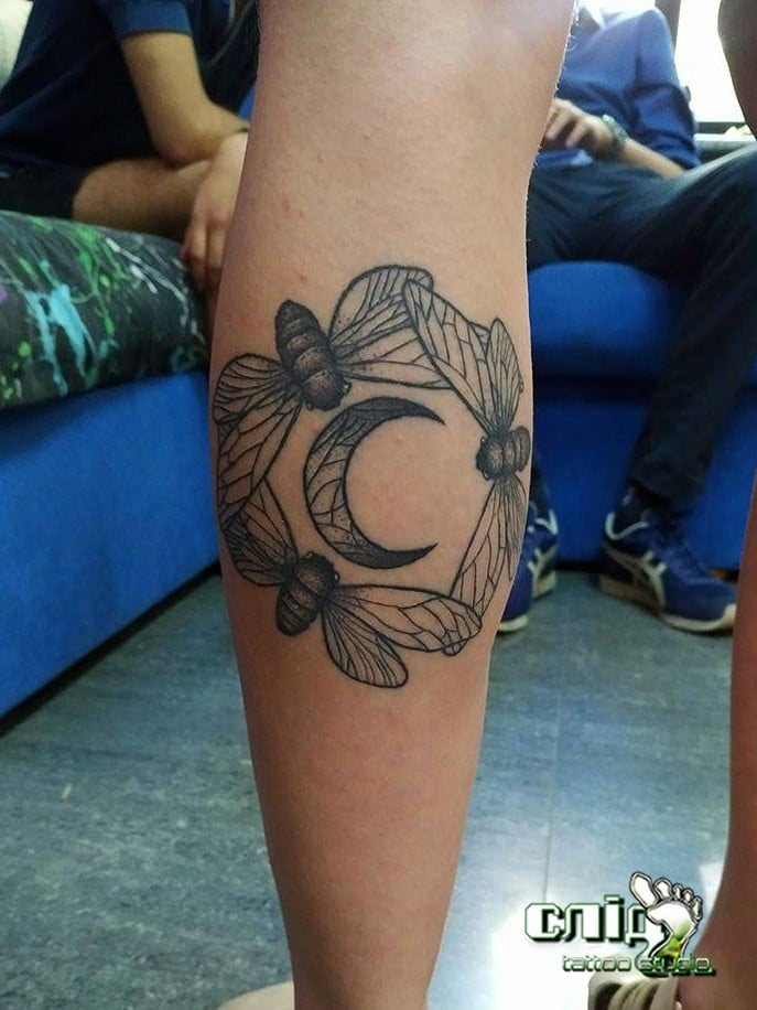 Женские на ноге черно-белые, фото - Студия татуажа Слід