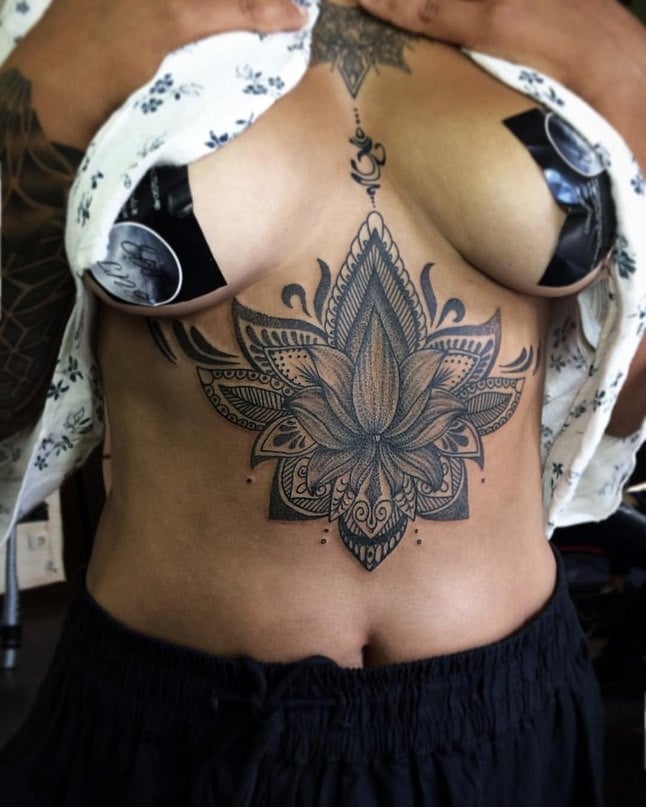 Женские черно-белые под грудью, фото - Тату мастер Лиза Бутенко