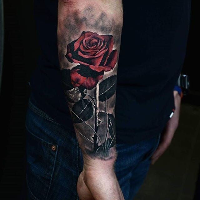 Для хлопців на руці троянда, фото - Тату майстер Виктория