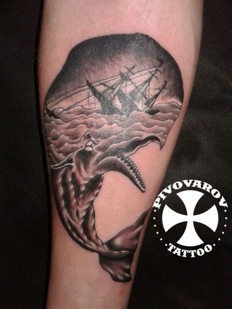 На предплечье черно-белые монстр, фото - Тату мастер Pivovarov tattoo