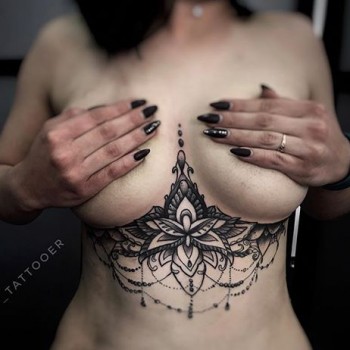 Тату для дівчат чорно-білі під грудьми, фото - Тату майстер Дмитрий Сладкий