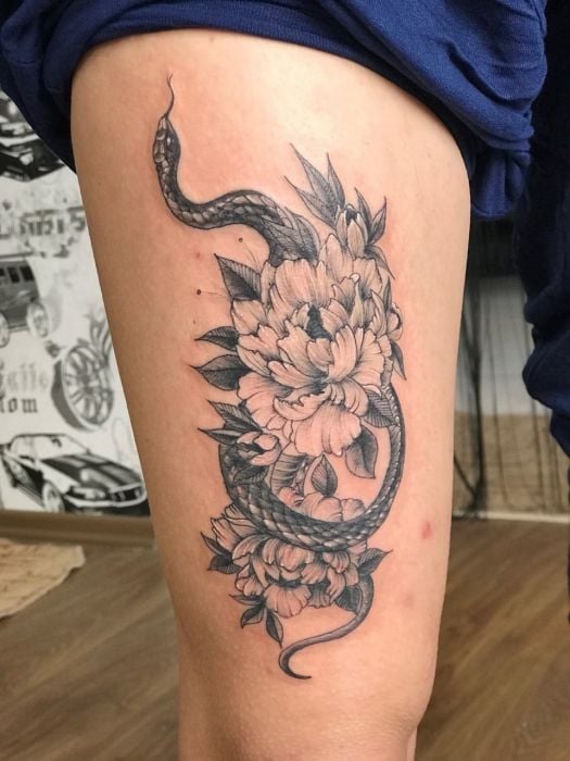 Для дівчат змія чорно-білі, фото - Тату майстер Николай Ярмак