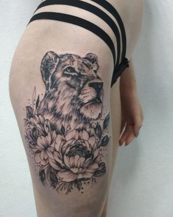 Женские черно-белые цветы, фото - Тату мастер Лилия Кремсал