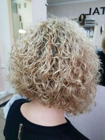 Коротка жіноча стрижка на коротке волосся кучеряве, фото - Перукар Виктория