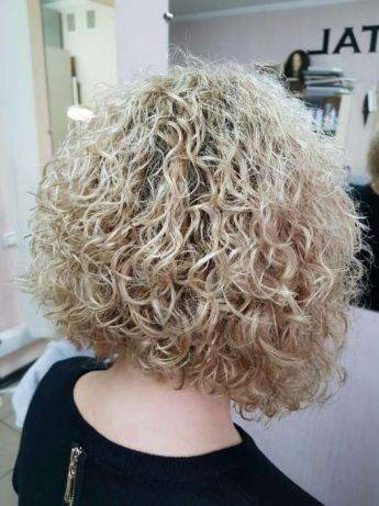 Коротка жіноча стрижка на коротке волосся кучеряве, фото - Перукар Виктория
