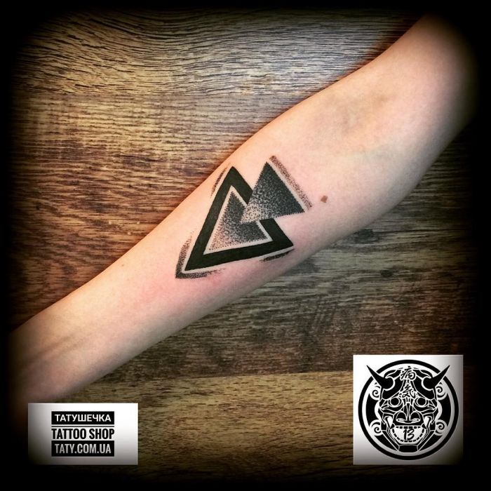 Женские на предплечье черно-белые, фото - Тату мастер Сергей Селиванов