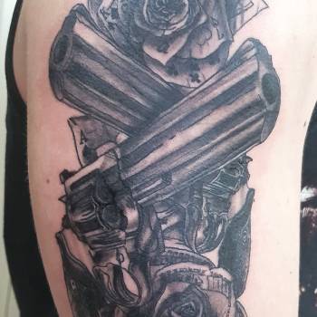 Тату мужские на плече черно-белые, фото - Тату мастер Тимур Цырюльников