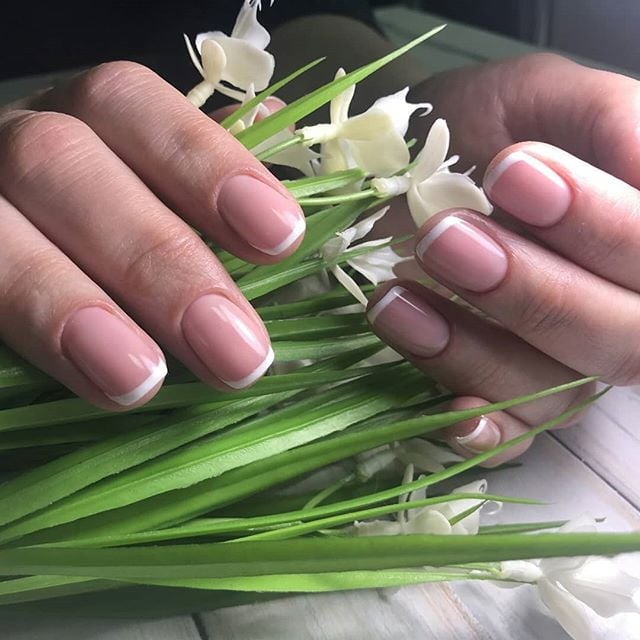 Классический маникюр на короткие ногти нежный, фото - Косметология Glazur
