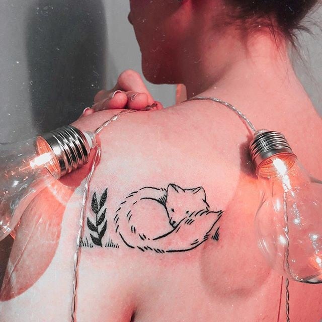 Женские черно-белые на спине, фото - Тату мастер Евгения Омельченко