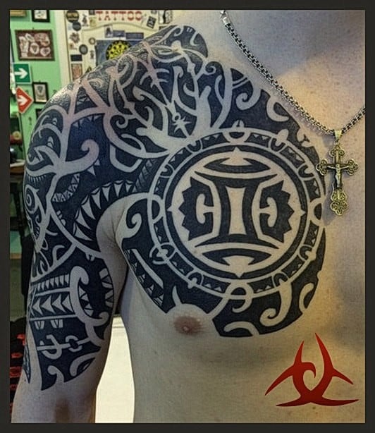 Мужские на плече черно-белые, фото - Тату мастер Константин Михальский