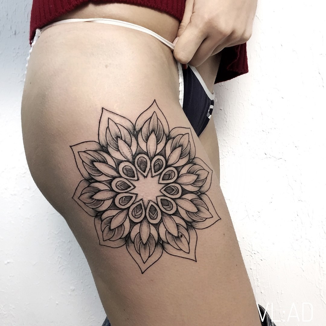 Для дівчат чорно-білі на стегні, фото - Тату майстер Влад Егорушин