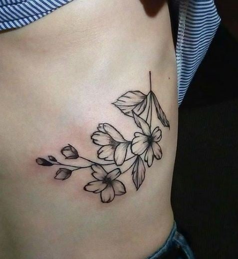 Женские черно-белые цветы, фото -  Ren Tattoo Studio