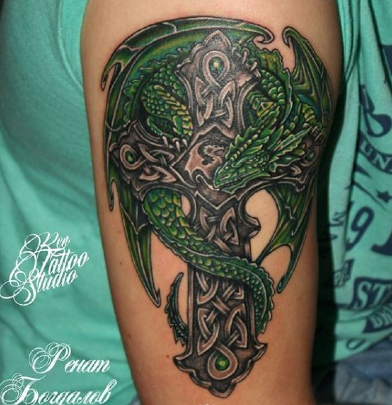 Мужские на плече цветные, фото -  Ren Tattoo Studio