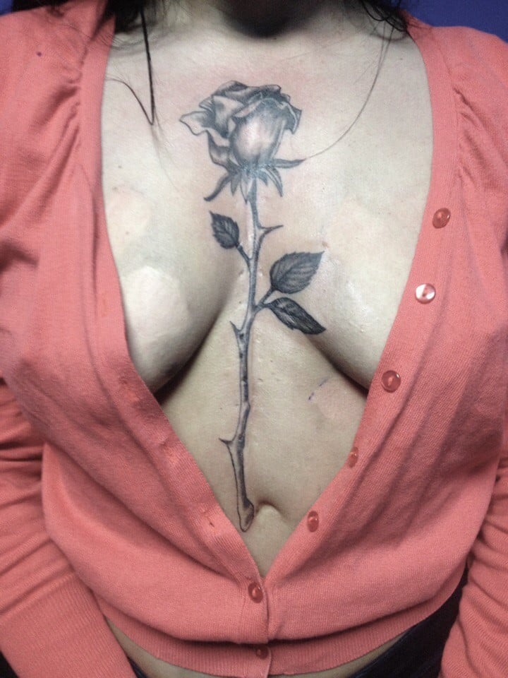 Для дівчат троянда між грудьми, фото - Тату майстер Андрей Науменко