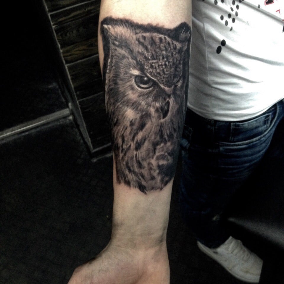 Мужские на предплечье черно-белые, фото - Тату салон Paint Skin