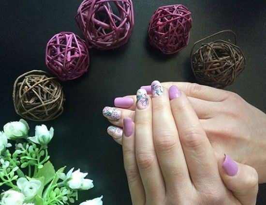 Нежный маникюр с рисунком фиолетовый, фото -  Asters Beauty Bar