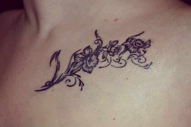 Для дівчат чорно-білі на грудях, фото - Тату майстер Артем Дрыга