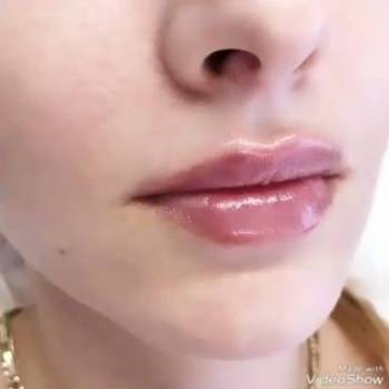 Увлажнили+подчеркнули контур губ и получили красивые "нацело